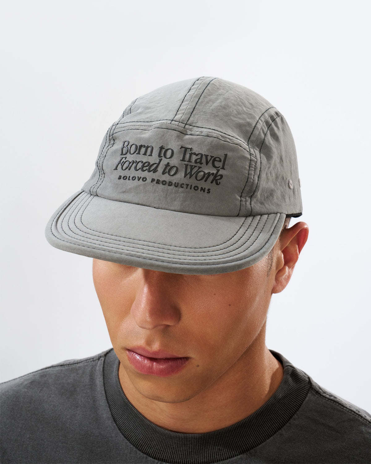 Boné 5 Panel Born To Travel Cinza