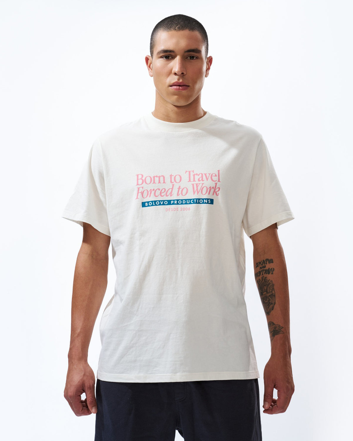 Camiseta Born to Travel Forced To Work Off White